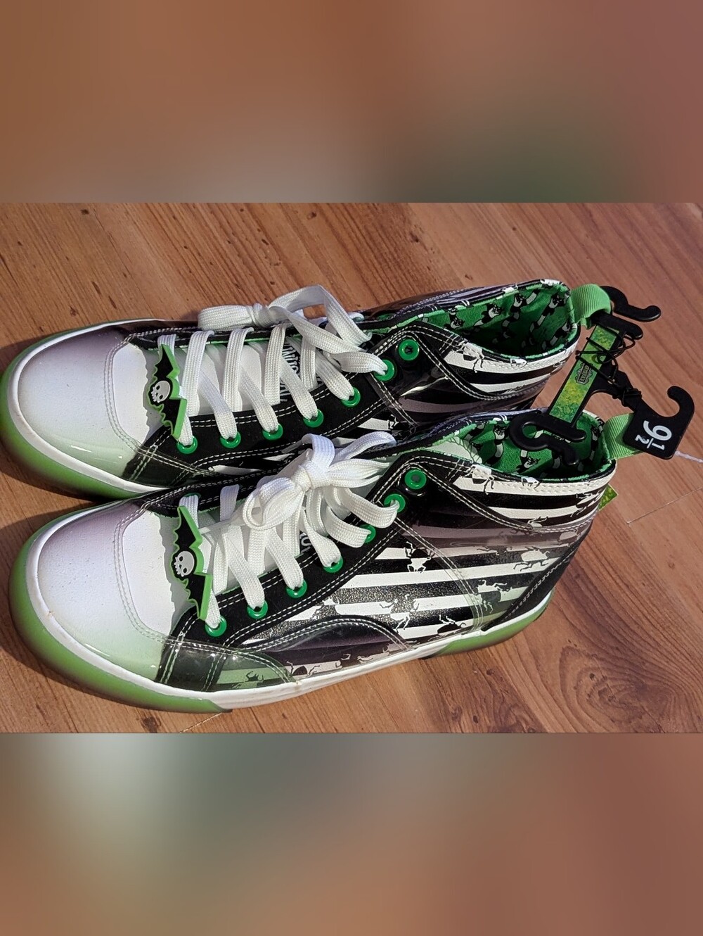 Beetlejuice Women's Size 9 1/2 High-Top Sneakers in Black, White & Green